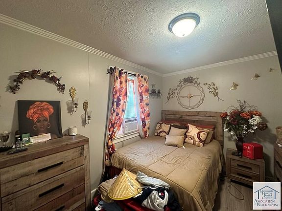4th image of 211 Sellers St