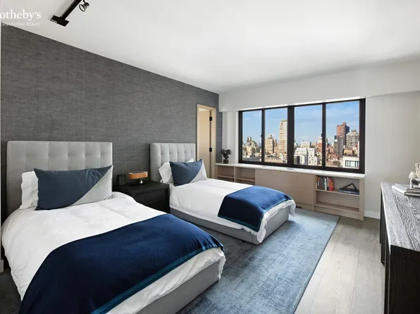 900 Park Avenue image 14 of 17