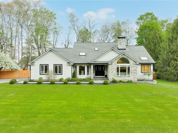 17 Crossbow Dr, Penfield, NY 14526
