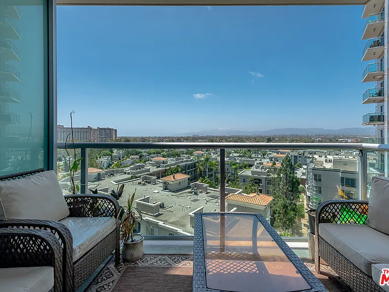 13700 Marina Pointe Dr #910 — Photo 9