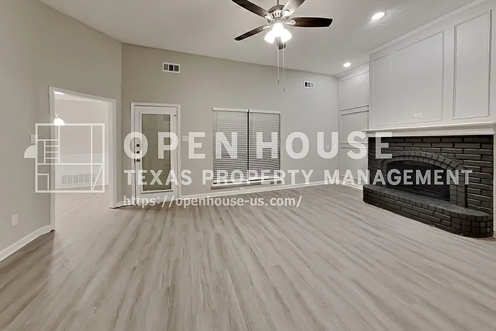 1052 Fairview Dr — Photo 3