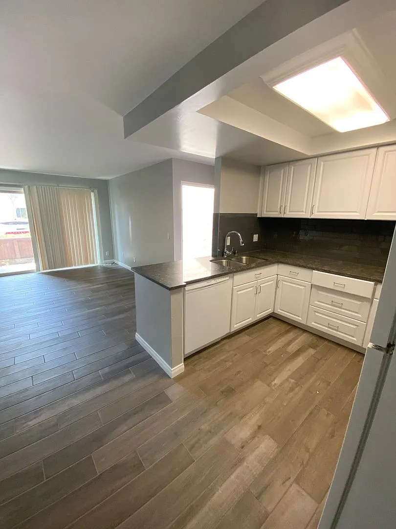Remodeled 2bd/1ba Condo W/ Patio! — Photo 3