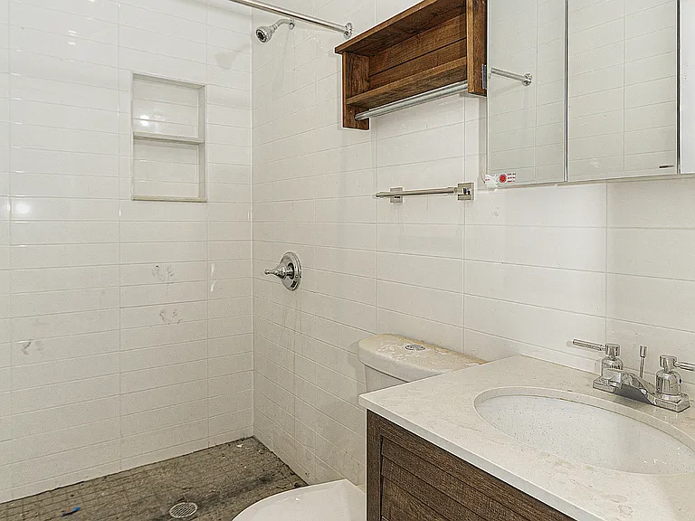 21 Linden St #3R — Photo 3