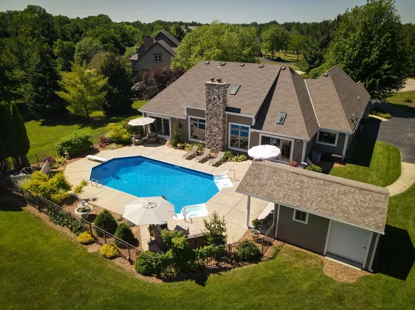 172 Laurel Ct, Delafield, WI 53018