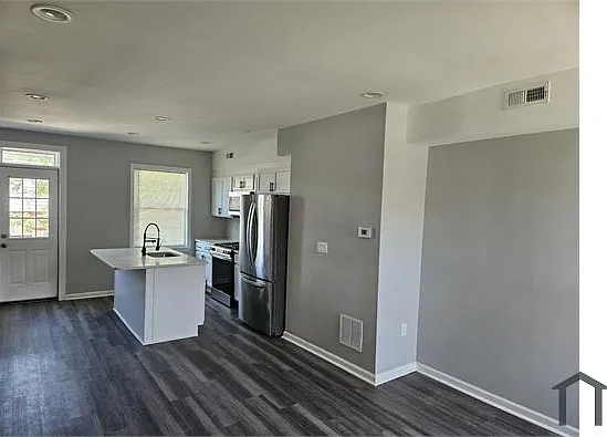 3 bed, 896 sqft, $2,200 — Photo 4