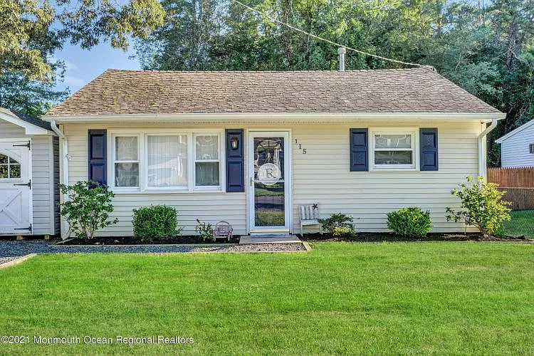 115 Cedar Dr photo 1