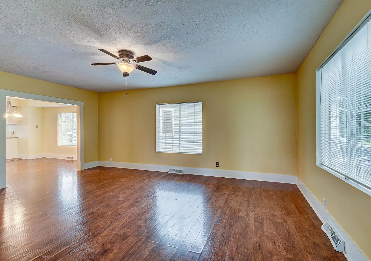 Charming and Spacious Home! — Photo 3