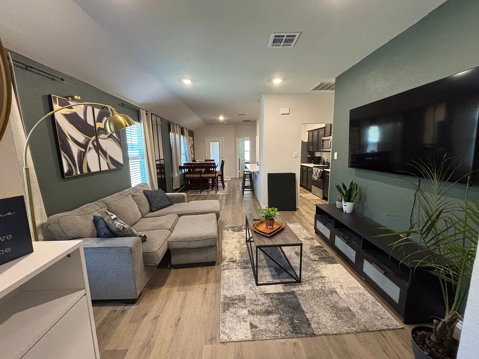 3 bed, 2.0 bath, 1550 sqft, $2,500 — Photo 2