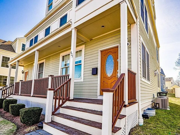 429 Gallivan Blvd — Photo 1