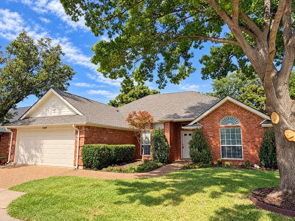 1309 Danielle Dr, Bedford, TX 76021