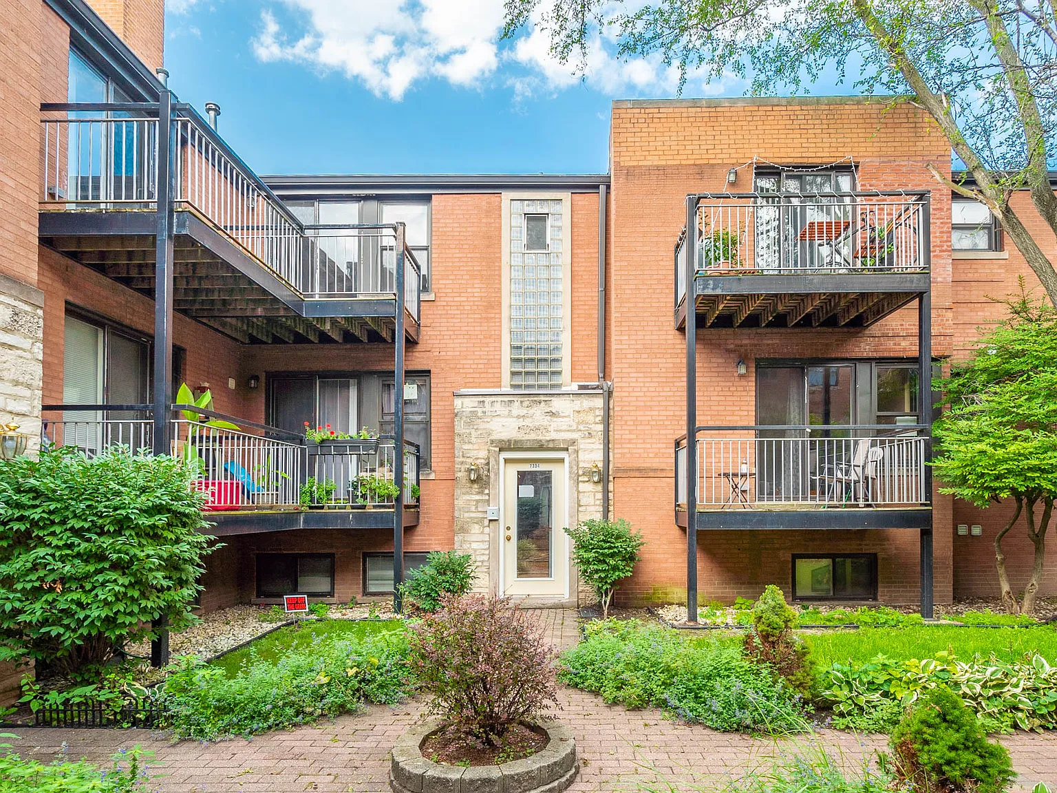 2 bed, 975 sqft, $1,850 — Photo 1