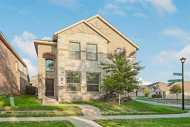 4 bed, 2472 sqft, $3,100 — Photo 2