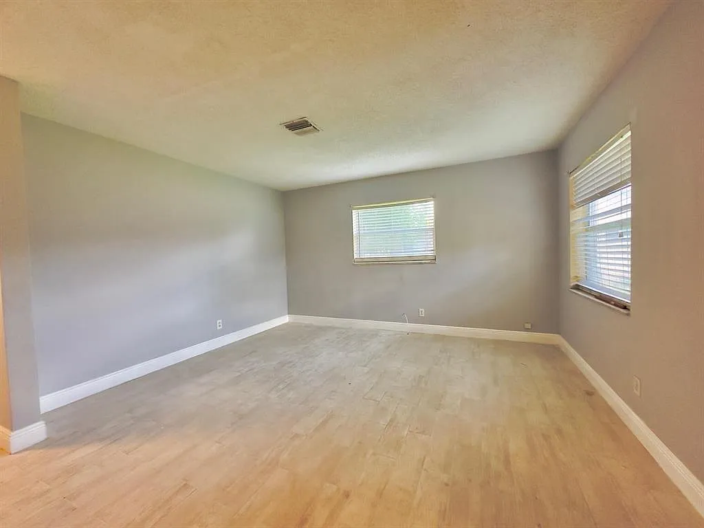 6 bed, 3.0 bath, 2400 sqft, $1,850 — Photo 3