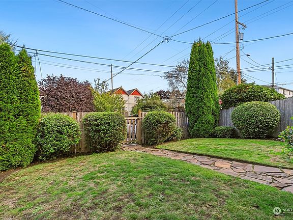 3rd image of 10505 Whitman Avenue N