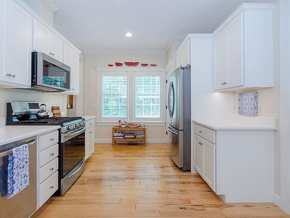4th image of 5 Fieldstone Dr