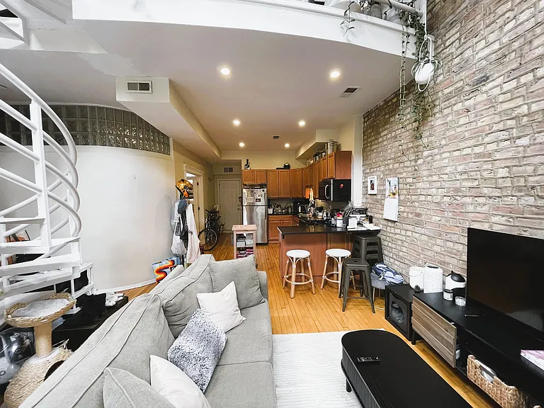 2032 W Homer St #2F — Photo 10