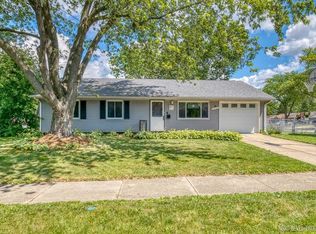1037 Oakland Dr, Streamwood, IL