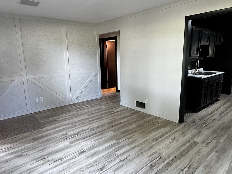 2556 E Wood St — Photo 2