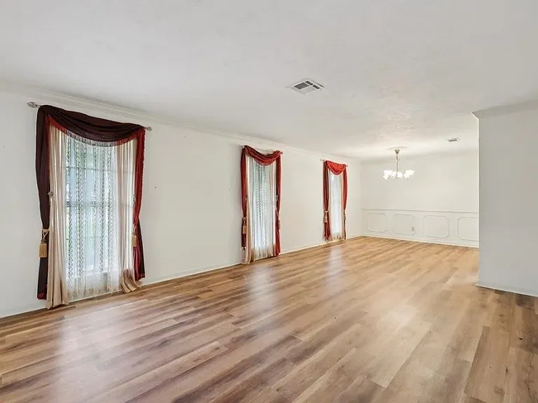 5710 Glasgow Ln — Photo 3