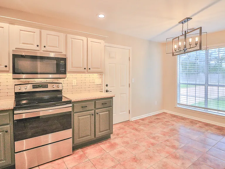 1914 Sandbrook Dr — Photo 8