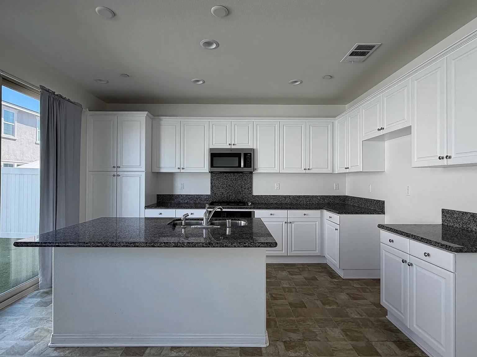 4 bed, 2.5 bath, 1939 sqft, $3,900 — Photo 3