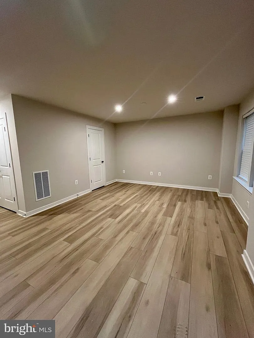3 bed, 2326 sqft, $3,450 — Photo 2
