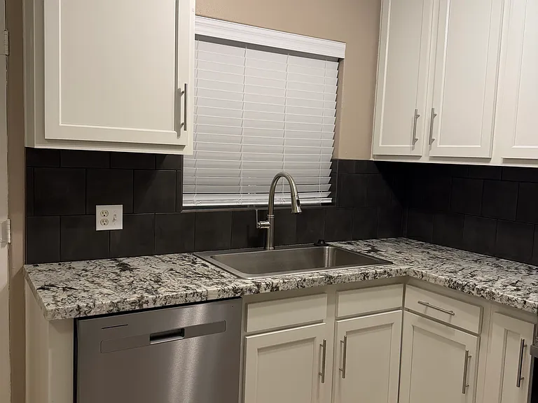 1042 E Water St #1042 — Photo 3