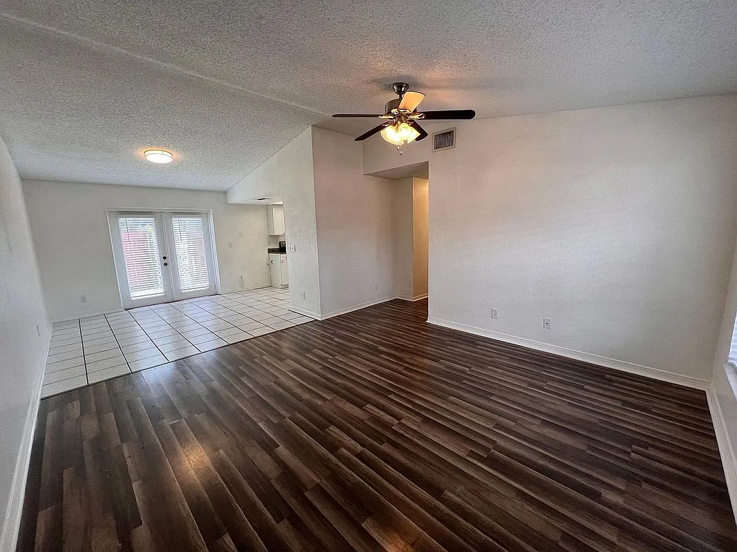 3 bed, 2.0 bath, 1219 sqft, $2,300 — Photo 2