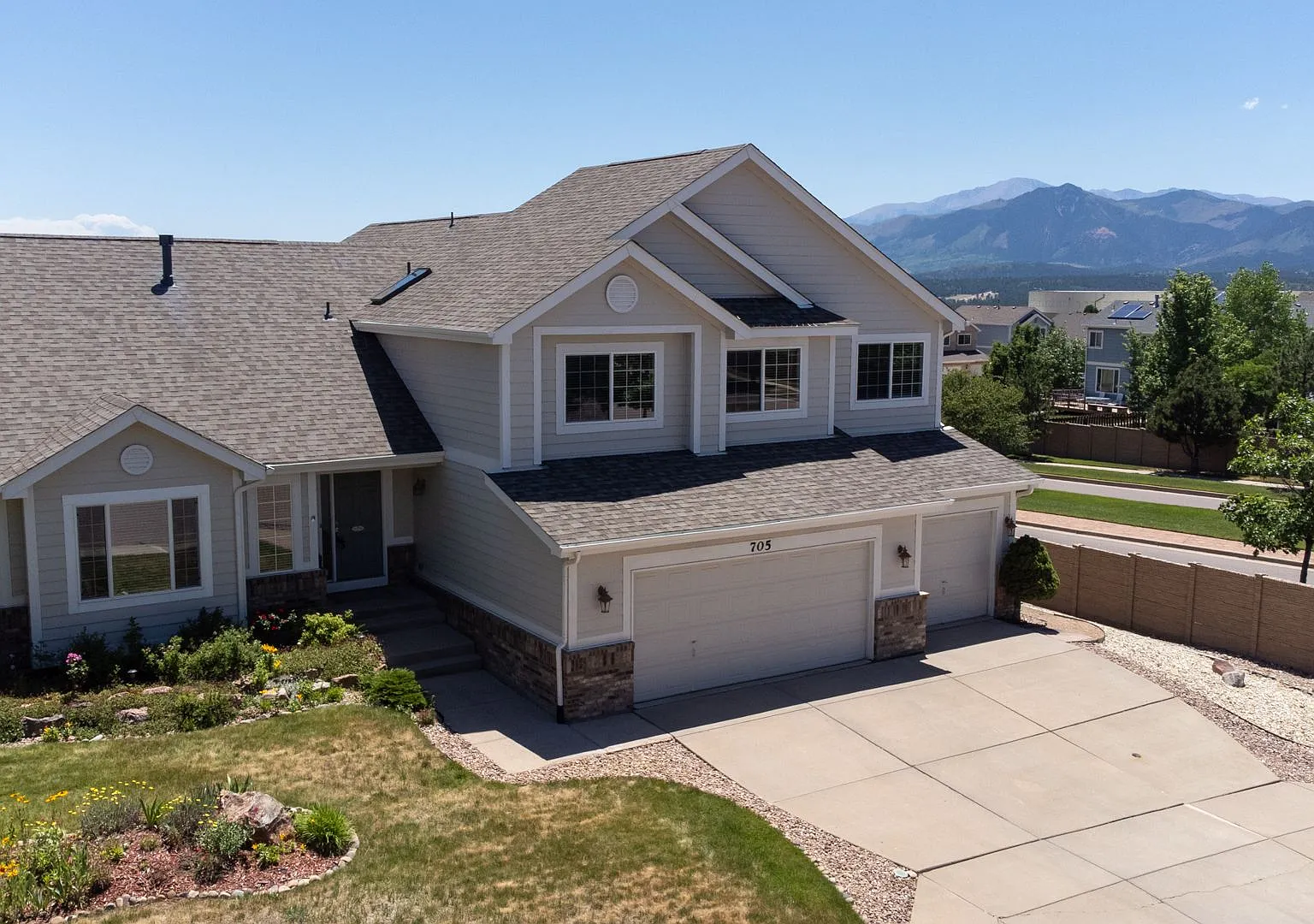 Beautiful large home with view of Pikes Peak in D-20 - short term lease until 03/31/2027! — Photo 2