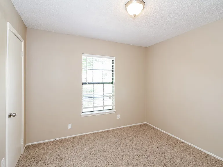 1037 Eagle Ct — Photo 11