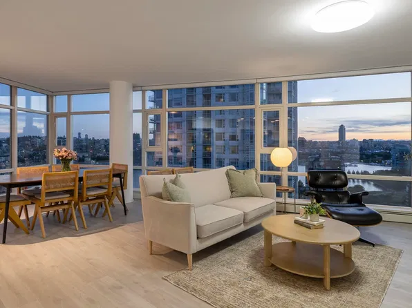 198 Aquarius Mews #2607, Vancouver, BC V6Z 2Y4