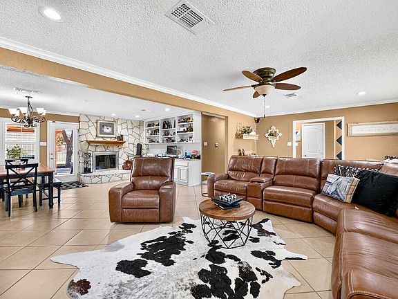 4th image of 4407 Robin Ln