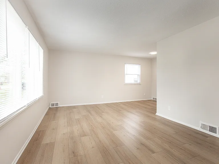 26351 Farringdon Ave — Photo 11