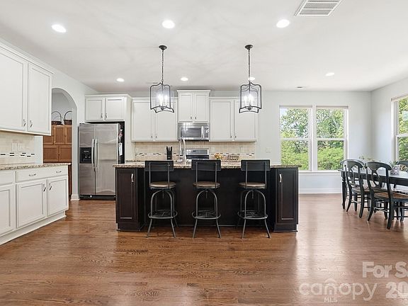 2nd image of 522 Iron Horse Ln