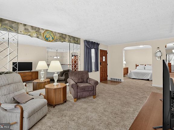 5th image of 2131 Oakmont St
