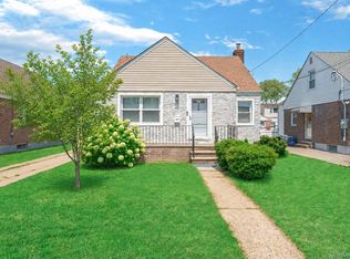 35 79th Avenue, New Hyde Park, NY 11040