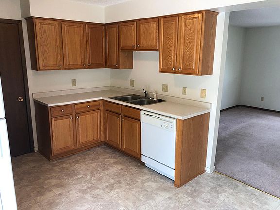 3rd image of 303 Tyler St