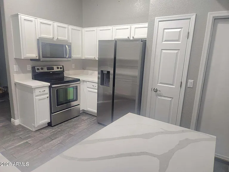 3101 W Louise Dr — Photo 2