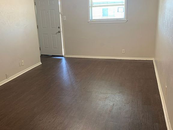 4th image of 2428 Louise St #205