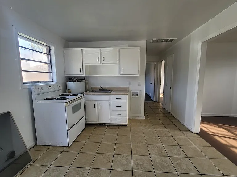 317 E Florida St #B — Photo 8