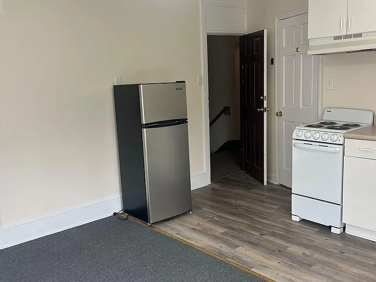 715 W 3rd St #4 — Photo 7
