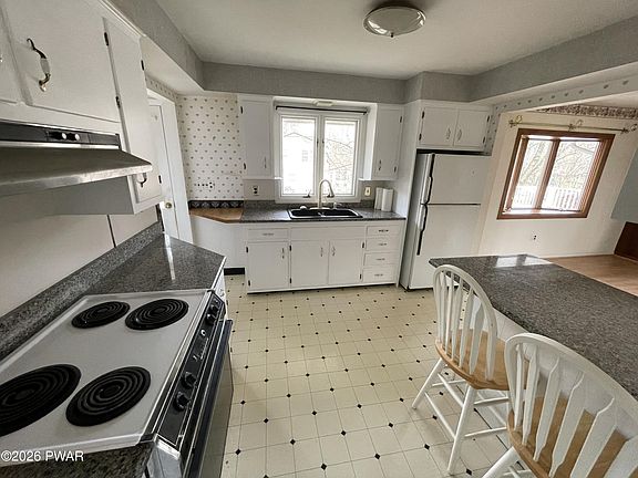 4th image of 11 Meadowwood Cir W