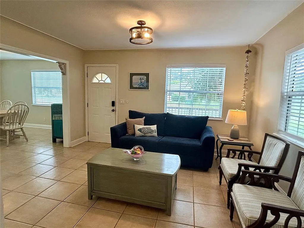 3 bed, 2.0 bath, 1289 sqft, $3,000 — Photo 3