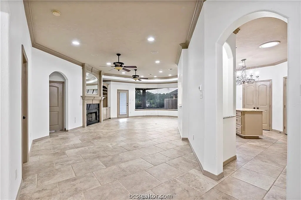 4 bed, 2378 sqft, $2,800 — Photo 4