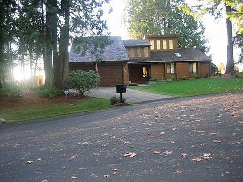 Executive home in golf course community