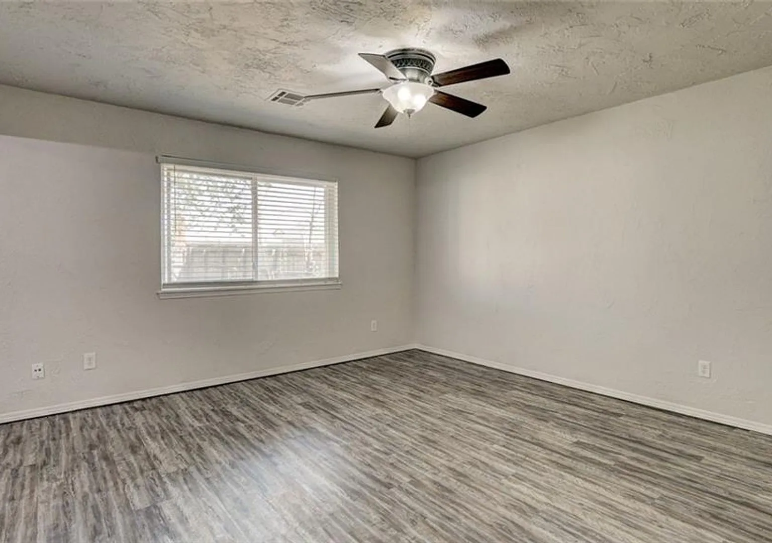 4 Bed 2 Bath-South Gate Addition of Moore, OK — Photo 2