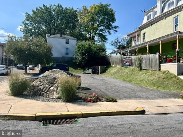 704 N 6th St, Reading, PA 19601