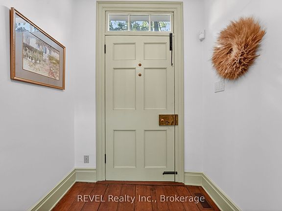 4th image of 235 Simcoe St