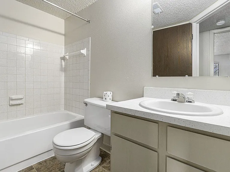 Glen Oaks Apartments — Photo 33