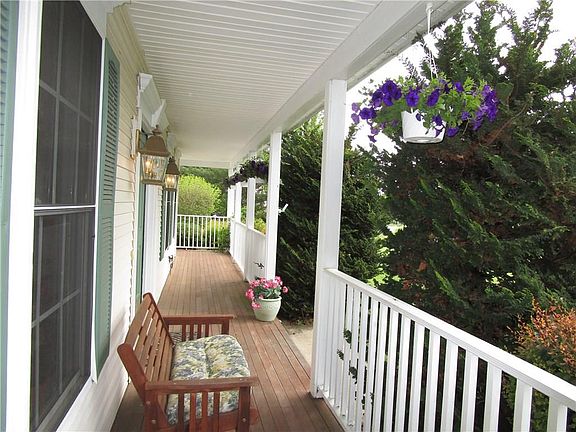 5th image of 24 Lauren Ct